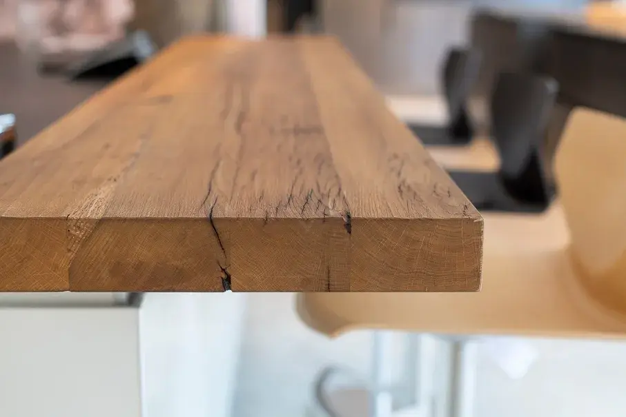 Detailansicht von einem aufgesetzten Massivholztresen