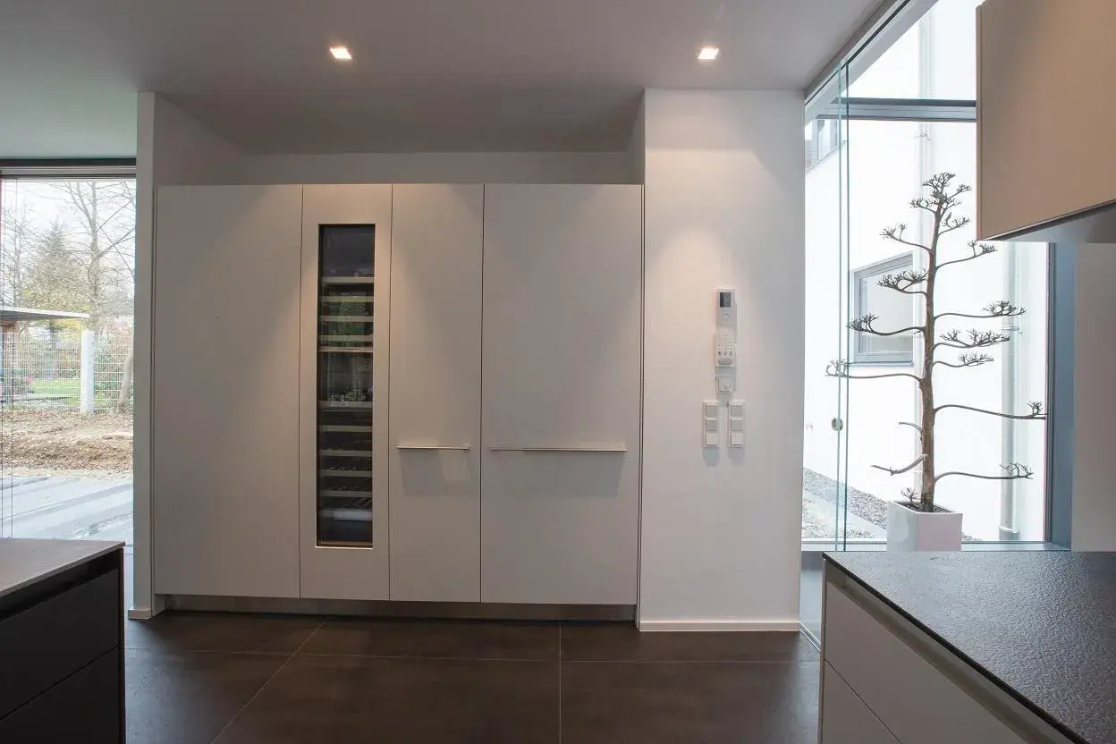 Hochschrankwand in weiß mit integriertem Weinkühlschrank