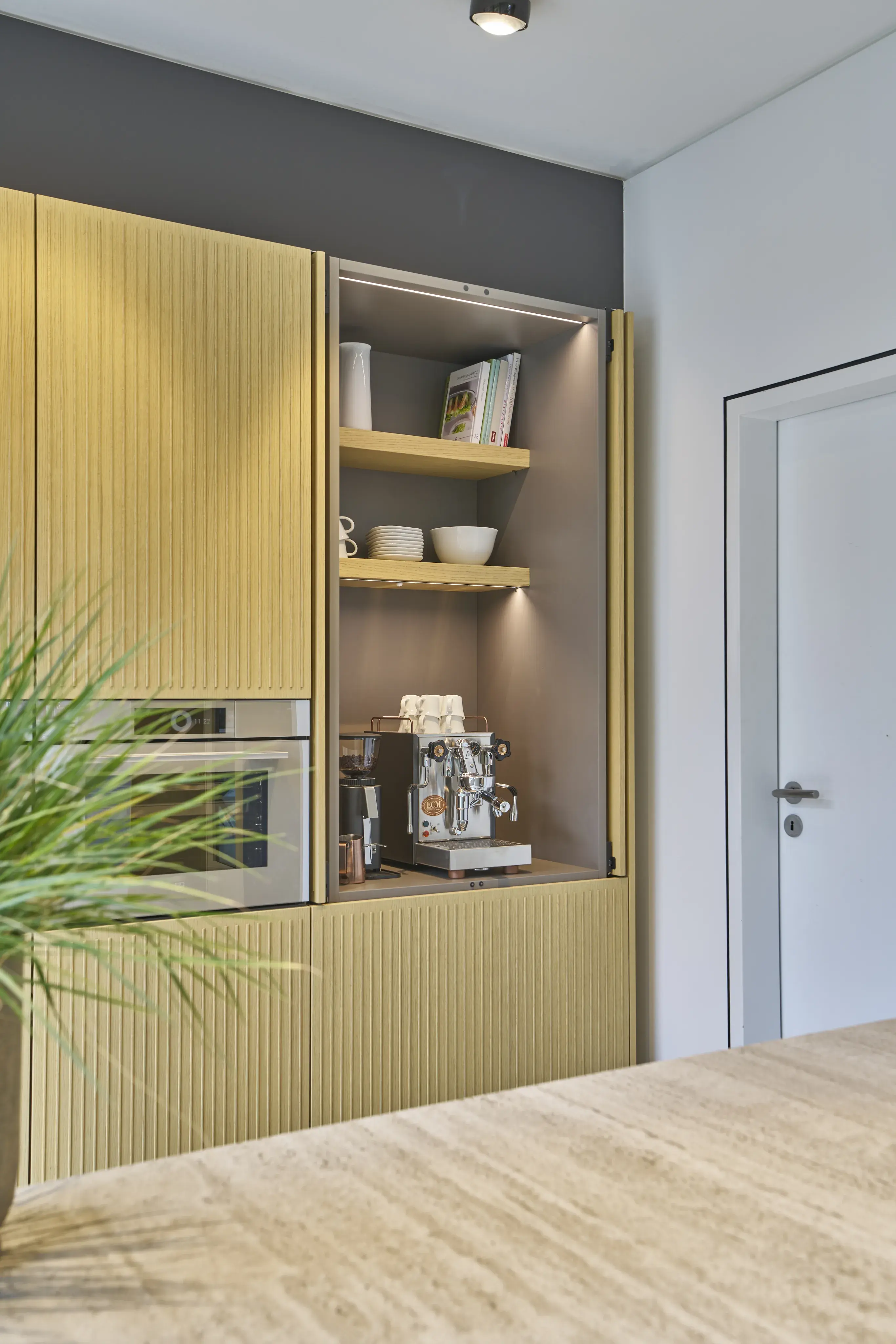 Moderne Küche mit Kaffeemaschine, Regalen und Holzschränken
