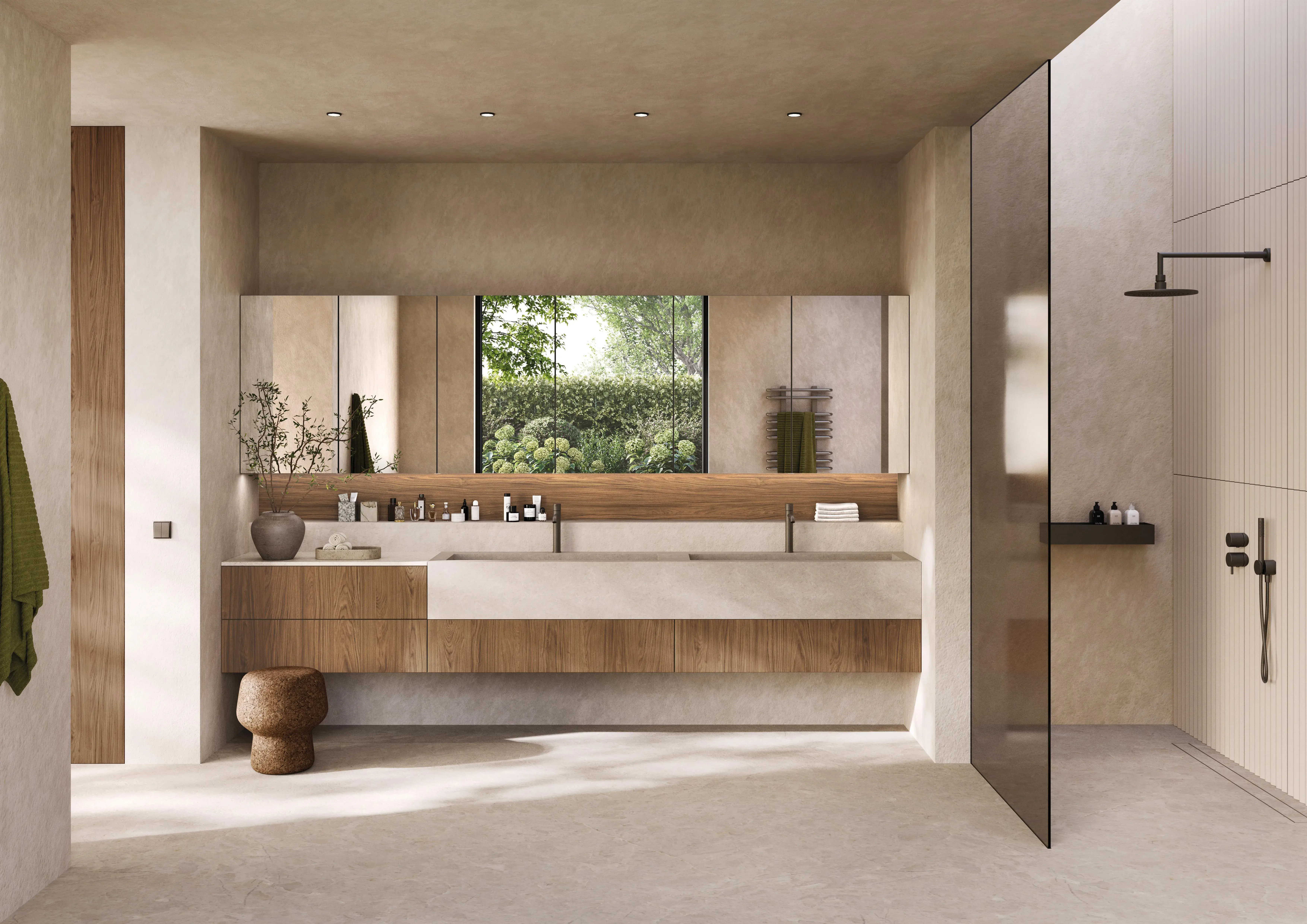 Modernes Badezimmer mit großem Spiegel, Holz- und Beigetönen, Blick ins Grüne.